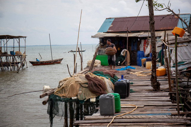 Nelayan beraktivitas di rumahnya di perkampungan nelayan Sembulang, Pulau Rempang, Batam, Kepulauan Riau, Minggu (17/9/2023). Foto: Teguh Prihatna/Antara Foto