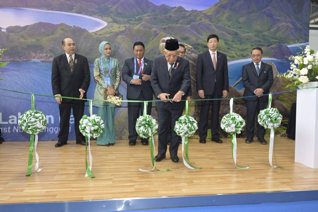 Wapres Ma'ruf Amin meninjau sekaligus meresmikan Paviliun Komuditi Indonesia pada CAEXPO 2023. Foto: Setwapres