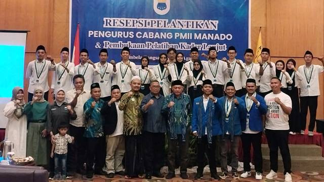 Pengurus Cabang PMII Manado berfoto bersama dengan perwakilan Badan Otonom NU selepas pelantikan.