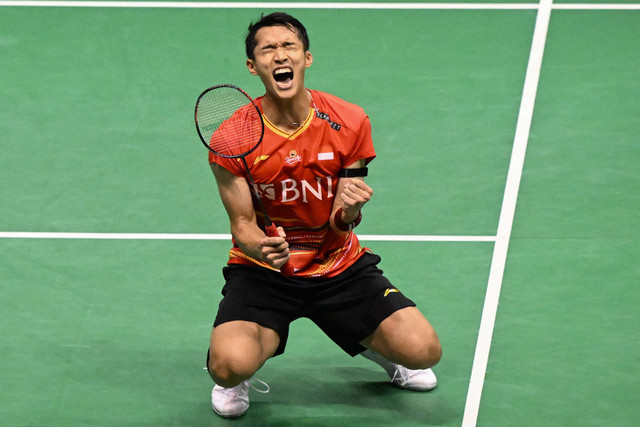 Atlet bulu tangkis dari Indonesia, Jonatan Christie merayakan kemenangannya usai melawan Kenta Nishimoto dari Jepang pada pertandingan final tunggal putra turnamen bulu tangkis Hong Kong Terbuka di Hong Kong pada 17 September 2023. Foto: Peter Parks / AFP