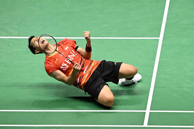 Atlet bulu tangkis dari Indonesia, Jonatan Christie merayakan kemenangannya usai melawan Kenta Nishimoto dari Jepang pada pertandingan final tunggal putra turnamen bulu tangkis Hong Kong Terbuka di Hong Kong pada 17 September 2023. Foto: Peter Parks / AFP