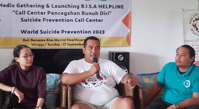 Media Gathering terkait relaunching layanan cegah bunuh diri. Ki-ka: dr Gina Anindyajati SpKJ (Ketua Seksi Psikiatri Komunitas, Perhimpunan Dokter Spesialis Kedokteran Jiwa Indonesia), Wayan Eka Sunya Antara aka Bimbim (Ketua yayasan Bersama Bisa dan pimpinan project BISA Helpline) dan dr I Gusti Rai Putra Wiguna SpKJ (Ketua PDSKJI cabang Denpasar)