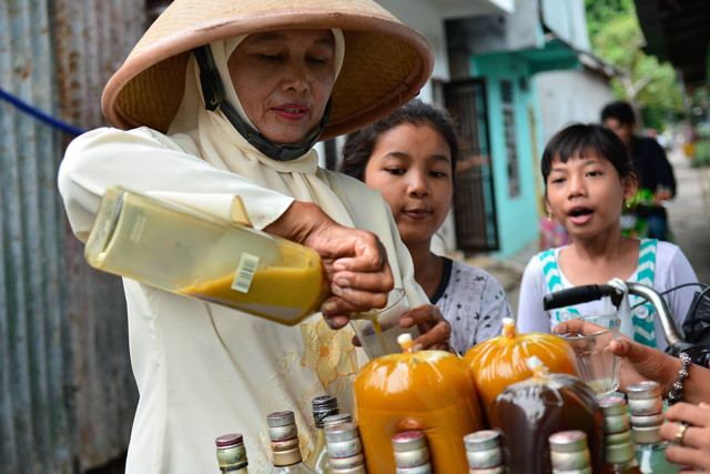 Ilustrasi anak membeli jamu. Foto: Muhdan Syarovy/Shutterstock