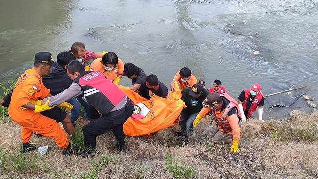 Evakuasi penemuan mayat di bawah Jembatan Giripeni, Wates, Kabupaten Kulon Progo, Senin (18/9). Foto: Dok. Istimewa