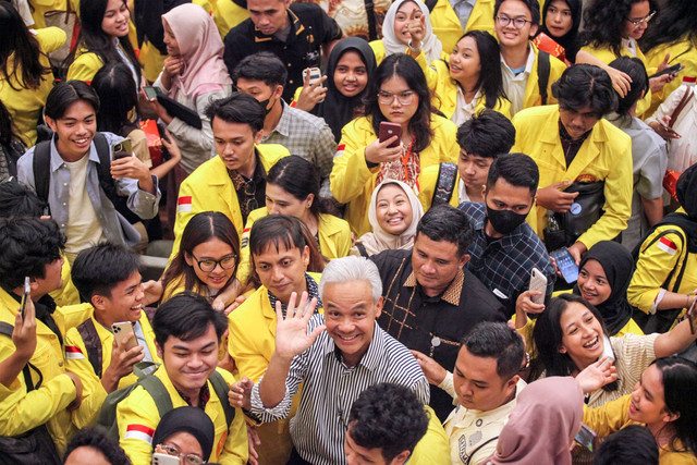 Gubernur Jawa Tengah periode 2013-2023 Ganjar Pranowo (tengah depan) menyapa dan berfoto dengan mahasiswa usai mengisi Kuliah Kebangsaan di Fisip Universitas Indonesia, Depok, Jawa Barat, Senin (18/9/2023). Foto: ANTARA FOTO/Yulius Satria Wijaya