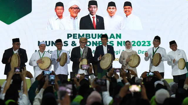 Presiden Joko Widodo (kelima kiri) hadir di pembukaan Musyawarah Nasional Alim Ulama dan Konferensi Besar Nahdlatul Ulama 1445 H/2023 M di Pondok Pesantren Al-Hamid, Cipayung, Jakarta Timur, Senin (18/9/2023). Foto: ANTARA FOTO/Sigid Kurniawan