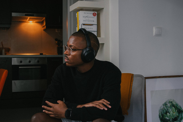 Ilustrasi Cara Menghilangkan Overthinking ke Pacar LDR. Sumber: Unsplash