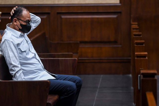 Terdakwa kasus gratifikasi dan Tindak Pidana Pencucuian Uang (TPPU) Rafael Alun Trisambodo bersiap menjalani sidang putusan sela di Pengadilan Tipikor, Jakarta, Senin (18/9/2023). Foto: Galih Pradipta/ANTARA FOTO
