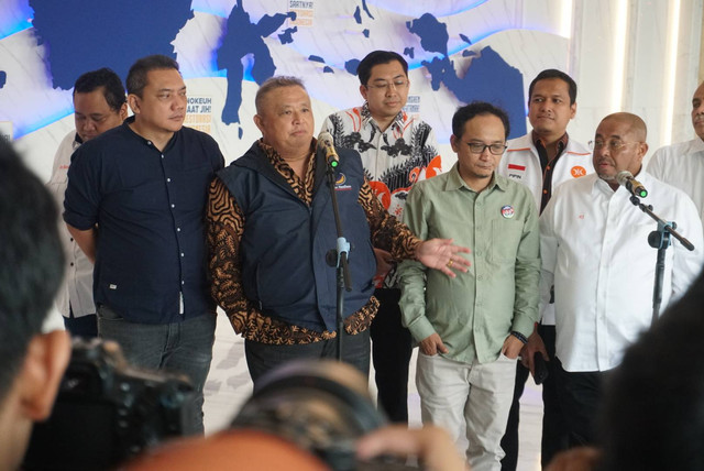 Sekjen NasDem Hermawi Taslim, Sekjen PKB Hasanudin Wahid dan Sekjen PKS Aboe Bakar Al Habsyi memberikan keterangan pers terkait pertemuan di NasDem Tower, Jakarta, Senin (18/9/2023).  Foto: Iqbal Firdaus/kumparan