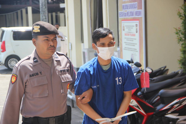 AAD (kanan), pelaku penggelapan iPhone gara-gara kecanduan judi slot. Foto: Polres Bantul