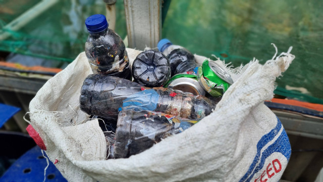 Ecobrick dari botol bekas (foto: twitter.com @lp_indramayu)