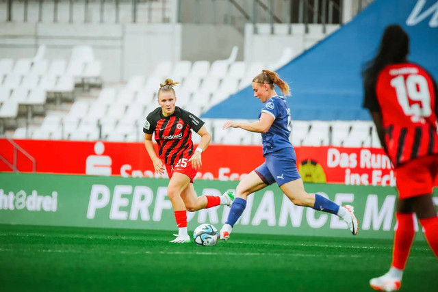Eintracht Frankfurt kalah dari SGS Essen di pekan pertama Frauen-Bundesliga (Liga Jerman Wanita) 2023/2024 dengan skor 2-0 pada laga yang digelar di Stadion Essen, Jerman, Minggu (17/9). Foto: Eintracht Frankfurt