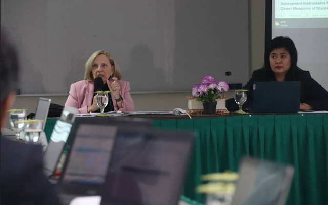 Luciana Spica Almilia, Kepala Pusat Penjaminan Mutu UHW Perbanas (kanan) saat ditemui Basra disela diskusi bersama mentor International Accreditation Council for Business Education (IACBE) di Kampus UHW Perbanas Wonorejo Surabaya, Senin (18/9). Foto: Masruroh/Basra