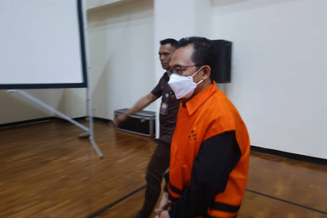 KPK tahan eks Dirut Transjakarta Kuncoro Wibowo, Senin (18/9). Foto: Hedi/kumparan