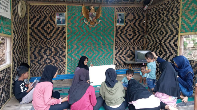 Foto Kegiatan Sinau Bareng Komunitas GUSDURian Pare 'SIBAGUS': Bentuk Peduli Sekitar dalam Kelas Bahasa Inggris di Bokpendem, Desa Kalirejo. Rati/GUSDURian Pare