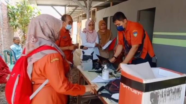 Dokumentasi Dukcapil Kediri & Komunitas GUSDURian Pare Mendata Lansia tak Beridentitas di Rumah Kemanusiaan GUSDURian Pare. wina/GUSDURian