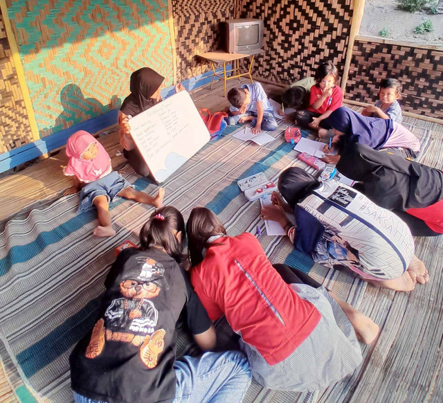 Dokumentasi Sinau Bareng GUSDURian belajar Bahasa Inggris di Bokpendem Desa Kalirejo Pare. Rati/GUSDURian