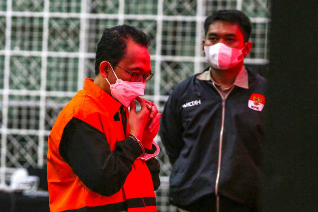 Tersangka kasus dugaan korupsi anggaran distribusi bantuan sosial beras Muhammad Kuncoro Wibowo (kiri) dihadirkan saat konferensi pers penahanan tersangka di Gedung Merah Putih KPK, Jakarta, Senin (18/9/2023).  Foto: Asprilla Dwi Adha/ANTARA FOTO