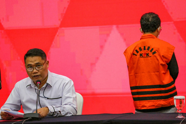 Plt Deputi Penindakan KPK Asep Guntur (kiri) memberikan keterangan saat konferensi pers penahanan tersangka kasus dugaan korupsi anggaran distribusi bantuan sosial beras Muhammad Kuncoro Wibowo di Gedung Merah Putih KPK, Jakarta, Senin (18/9). Foto: Asprilla Dwi Adha/ANTARA FOTO