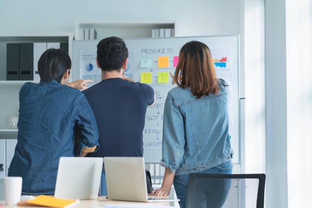 Gambar oleh lifestylememory. Sumber: https://www.freepik.com/free-photo/creative-agency-business-brain-storm-meeting-presentation-team-discussing-roadmap-product-launch-presentation-planning-strategy-new-business-development