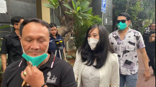Virly Virginia penuhi panggilan Polda Metro Jaya atas perkara film porno rumah produksi Jaksel, Selasa (19/9). Foto: Thomas Bosco/kumparan