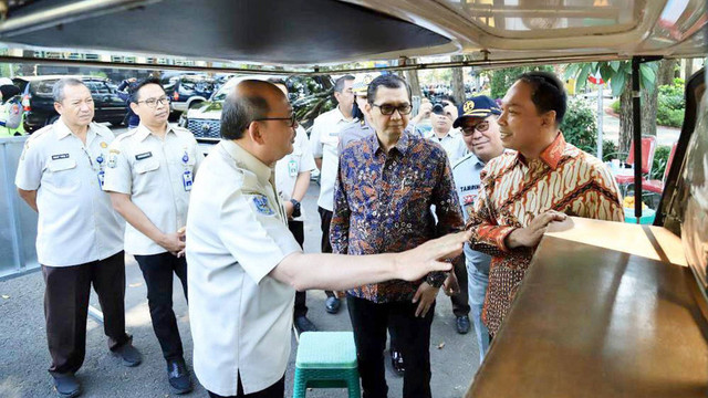 Direktur Utama Jasa Raharja Rivan A. Purwantono (kanan) memantau Operasi Zebra Gabungan yang digelar di Taman Bungkul, Surabaya, Jawa Timur, pada 5 September lalu. Foto: Dok. Jasa Raharja