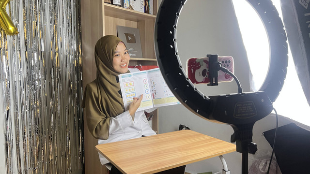 Siti Alifah saat membuat konten untuk Live Streaming di Shopee. Foto: Dok. Istimewa