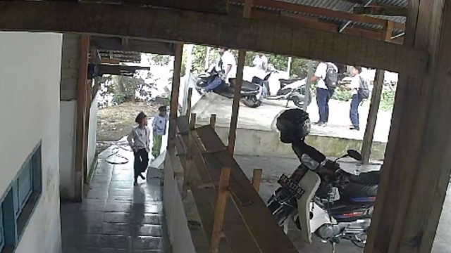 Tangkapan layar CCTV saat motor menabrak tembok tempat wudu. Foto: Dok. Istimewa