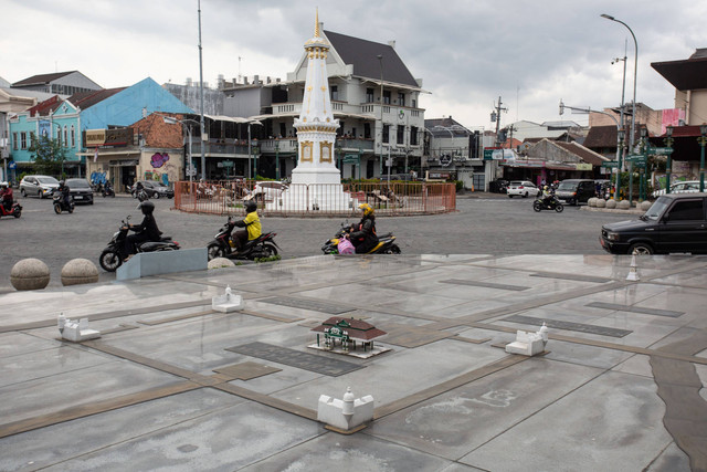 Pengendara melintas di dekat Tugu Pal Putih di Yogyakarta, Selasa (19/9/2023). Foto: Hendra Nurdiyansyah/ANTARA FOTO