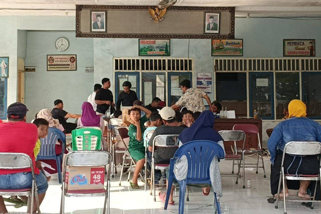 Timsus periksa wali murid dan murid SD Negeri di Gresik tempat siswi dicolok sampai buta. Foto: Mili.id