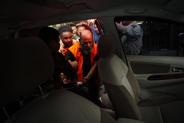 Tersangka mantan Gubernur Papua Lukas Enembe mengenakan kursi roda usai menjalani pemeriksaan di Gedung Komisi Pemberantasan Korupsi (KPK) Merah Putih, Rasuna Said, Jakarta, Selasa (19/9/2023). Foto: Iqbal Firdaus/kumparan