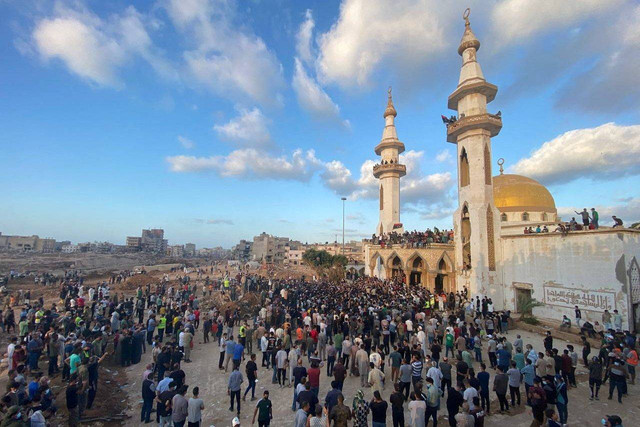 Warga yang selamat adai mematikan yang melanda Libya menggelar protes menentang pemerintah di luar masjid Al Sabaha, Derna, Libya, Senin (18/9/2023). Foto: Esam Omran Al-Fetori/REUTERS