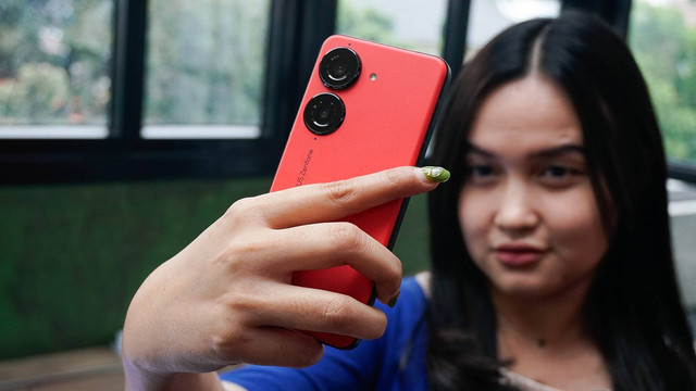 Asus Zenfone 10. Foto: Kevin S. Kurnianto/kumparan