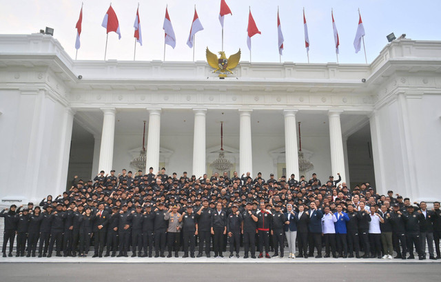 Presiden Joko Widodo (tengah) berfoto di halaman Istana Merdeka, Jakarta, Selasa (19/9/2023). Foto: Akbar Nugroho Gumay/ANTARA FOTO