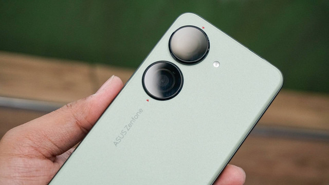 Asus Zenfone 10. Foto: Kevin Kurnianto/kumparan