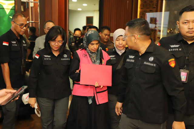 Tersangka kasus korupsi pembangunan Tol Jakarta-Cikampek (Japek), Direktur Operasional II PT Bukaka Teknik Utama, Sofiah Balfas usai menjalani pemeriksaan di Kejagung RI. Selasa (19/9/2023). Foto: Kejagung