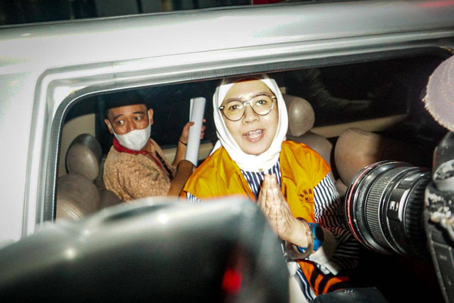 Mantan Direktur Utama PT Pertamina Karen Agustiawan mengenakan rompi tahanan saat dihadirkan saat konpers di Gedung Merah Putih KPK, Jakarta, Selasa (19/9/2023). Foto: Iqbal Firdaus/kumparan