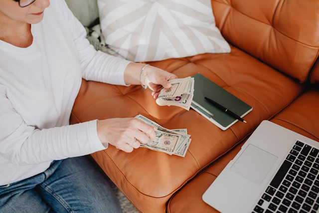 Ilustrasi contoh frugal living. Sumber: Karolina Grabowska/pexels.com