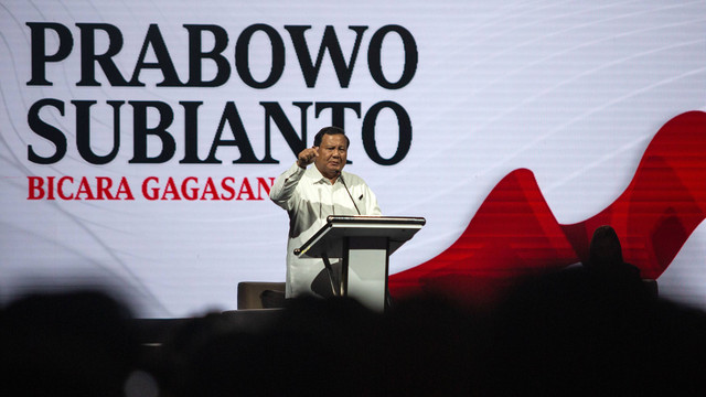 Bakal calon presiden dari partai Gerindra Prabowo Subianto menyampaikan gagasan di UGM, Sleman, DI Yogyakarta, Selasa (19/9). Foto: ANTARA FOTO/Hendra Nurdiyansyah