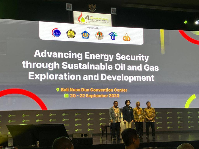 Kepala Satuan Kerja Khusus Pelaksana Kegiatan Usaha Hulu Migas () Dwi Soetjipto dan Menteri Keuangan Sri Mulyani dalam pembukaan The 4th International Convention on Indonesian Upstream Oil and Gas (ICIUOG) 2023, di Nusa Dua, Bali, Rabu (20/9/2023). Dok Ema Fitriyani/kumparan