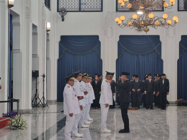 Suasana pelantikan Pejabat (Pj) Wali Kota dan Bupati di Gedung Sate, Kota Bandung. Foto: Dok. Istimewa