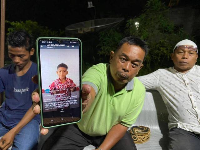 Masrisal memperlihatkan foto cucunya, Gian. Foto: kumparan