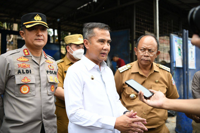 Pj Gubernur Jawa Barat Bey Machmudin (tengah) didampingi Kapolres Cimahi AKBP Aldi Subartono (kiri). Foto: Humas Pemprov Jabar