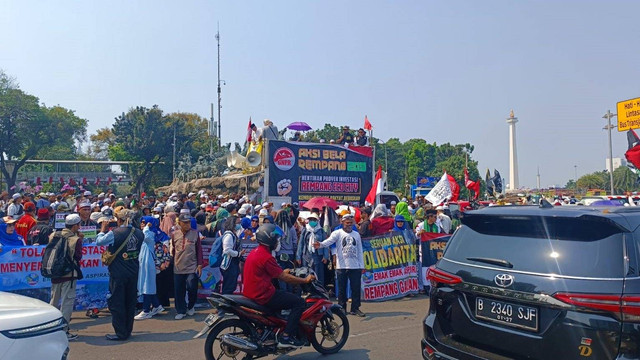 Ratusan massa melakukan aksi di kawasan Patung Kuda, Jakarta Pusat pada Rabu (20/9/2023). Foto: Thomas Bosco/kumparan