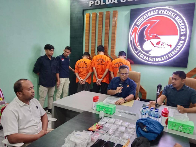 Direktorat Reserse Narkoba Polda Sultra merilis kasus tindak pidana narkoba jaringan Aceh. Foto: Istimewa