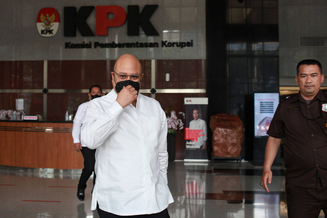 Pengusaha Irwan Daniel Mussry berjalan keluar usai menjalani pemeriksaan sebagai saksi di Gedung Merah Putih KPK, Jakarta, Rabu (20/9/2023). Foto: Reno Esnir/ANTARA FOTO