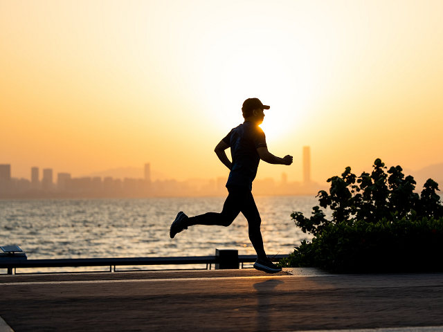 Ilustrasi manfaat jogging sore. Sumber: unsplash.com/Shengpengpeng.