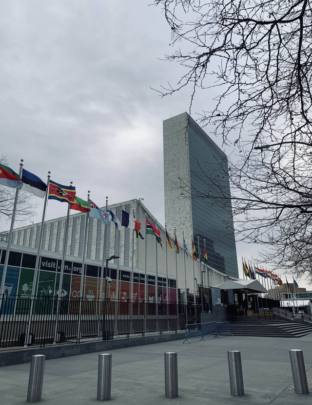 Suasana Pintu Gerbang United Nations Headquarters saat Musim Dingin