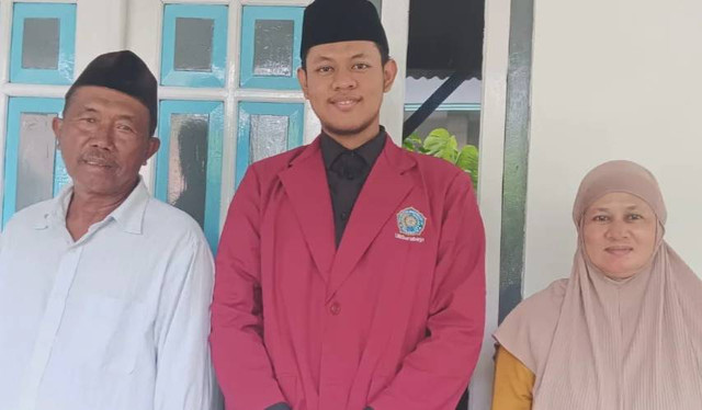 Farid bersama kedua orang tuanya. Foto: Dok. UM Surabaya
