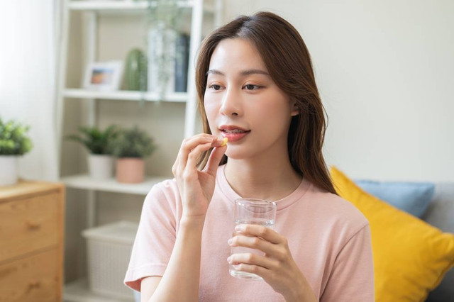 Ilustrasi mengonsumsi suplemen. Foto: Kmpzzz/Shutterstock